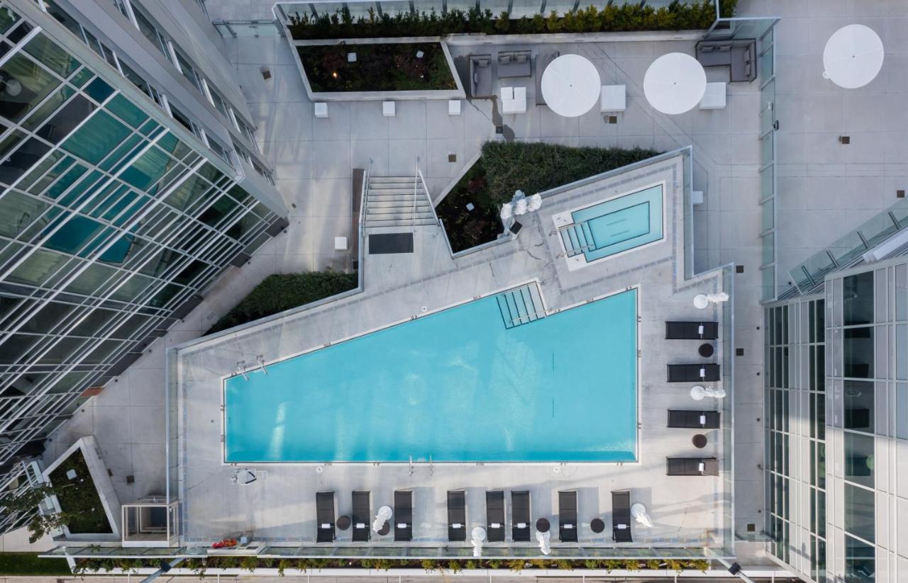 Versante Hotel Richmond Eksteriør bilde Aerial view of the rooftop pool