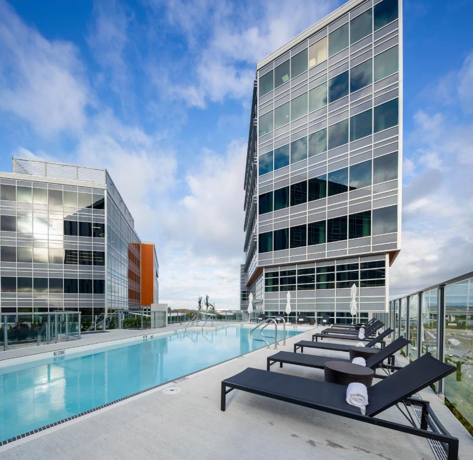 Versante Hotel Richmond Eksteriør bilde The rooftop pool at the Hotel Indigo