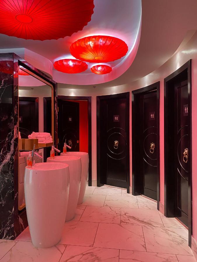 Versante Hotel Richmond Eksteriør bilde The bathroom at the Mandarin Oriental, London