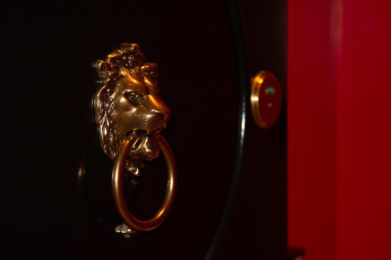 Versante Hotel Richmond Eksteriør bilde Lion's head door knocker